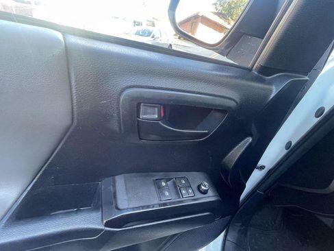 Used 2016 Toyota Tacoma SR image 8