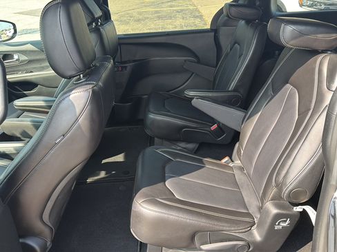 Used 2026 Chrysler Pacifica Select FWD image 16