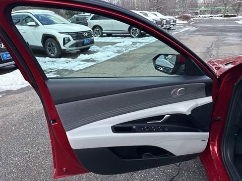 Used 2023 Hyundai Elantra Limited image 35