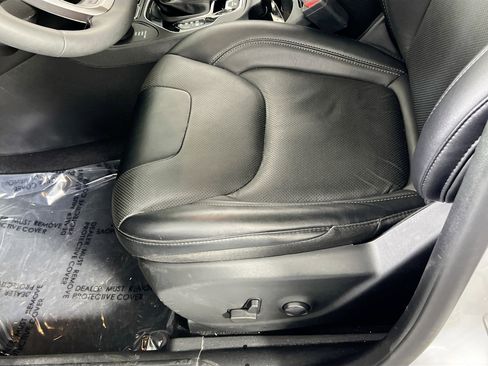 Used 2022 Jeep Cherokee Limited image 18