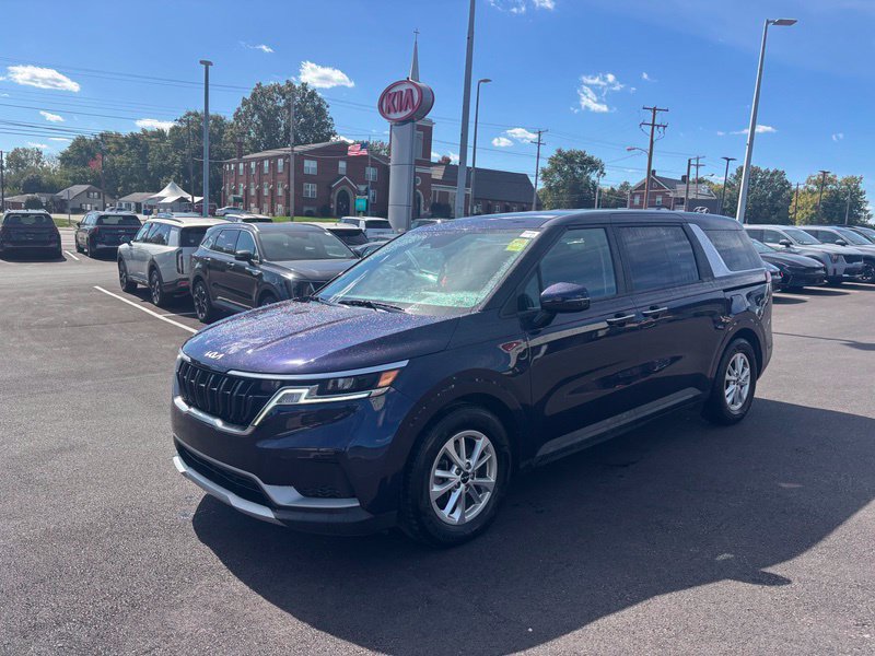 Used 2023 Kia Carnival LX FWD image 3