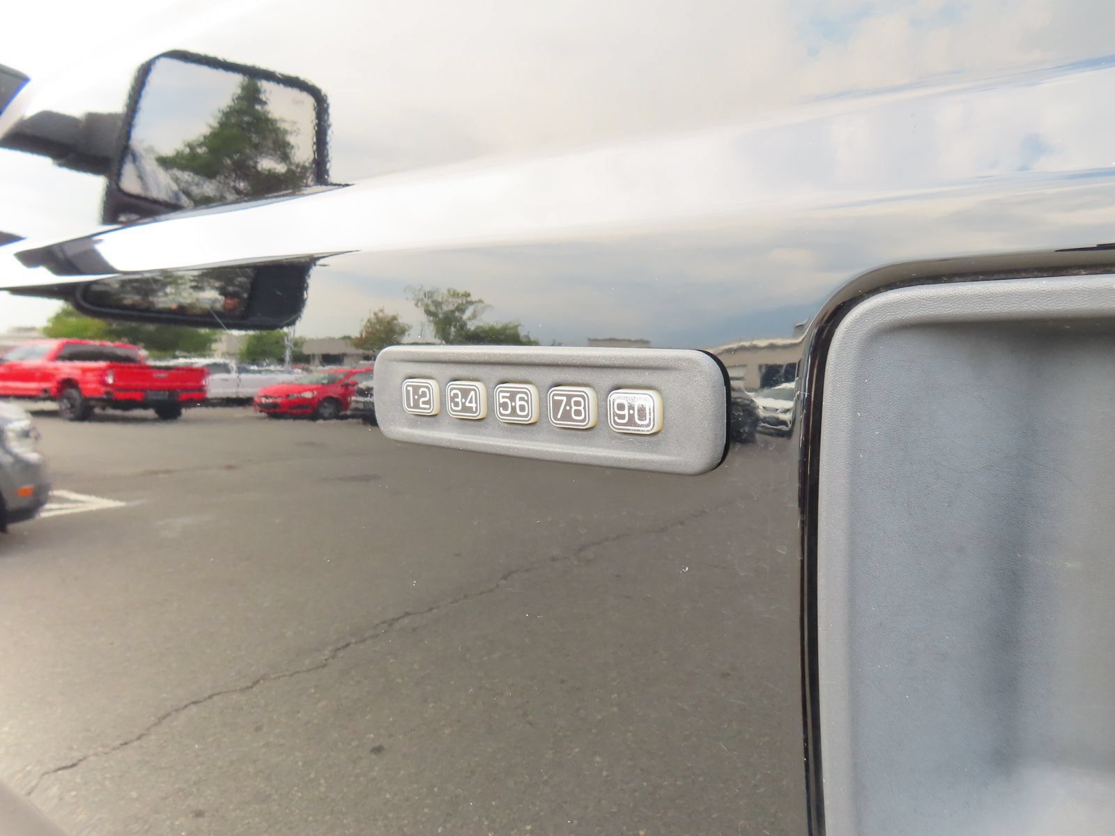 Used 2016 Ford F250 XLT w/ XLT Value Package AWD/4WD image 9