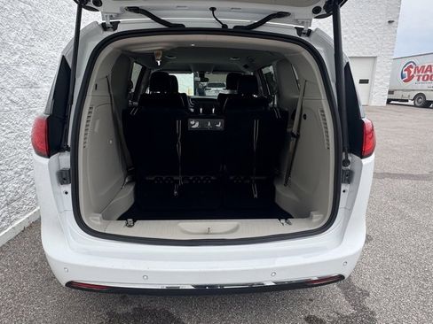 Used 2020 Chrysler Pacifica Touring-L image 10