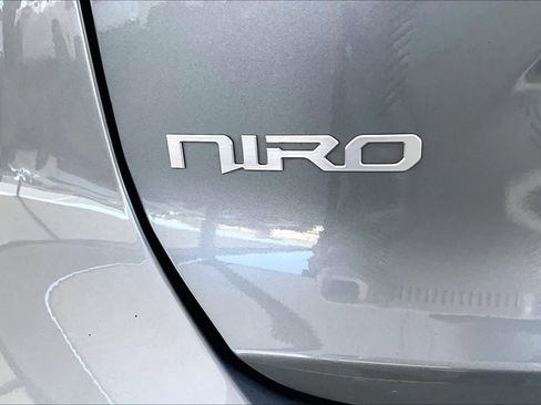 Used 2023 Kia Niro SX image 10