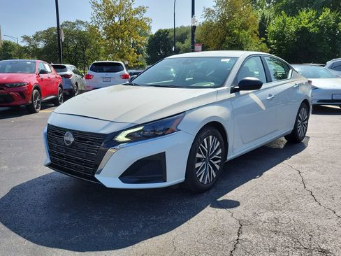 Used 2025 Nissan Altima 2.5 SV FWD image 2