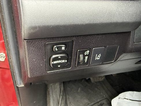 Used 2018 Toyota RAV4 LE FWD image 9