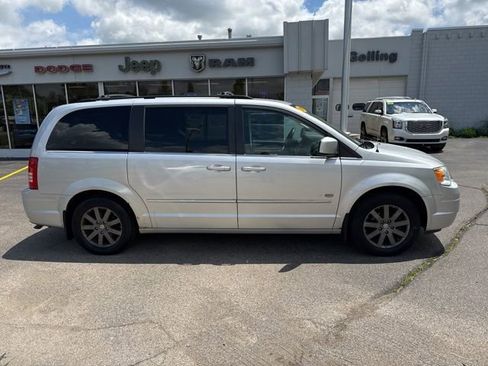 Used 2009 Chrysler Town & Country Touring FWD image 8