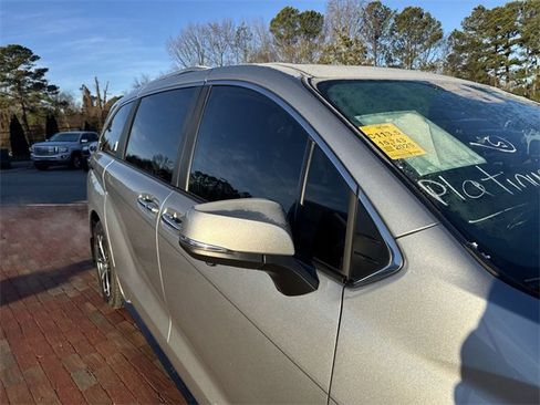 Used 2025 Toyota Sienna Platinum image 18