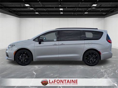 New 2026 Chrysler Pacifica Select w/ S Appearance Package image 2