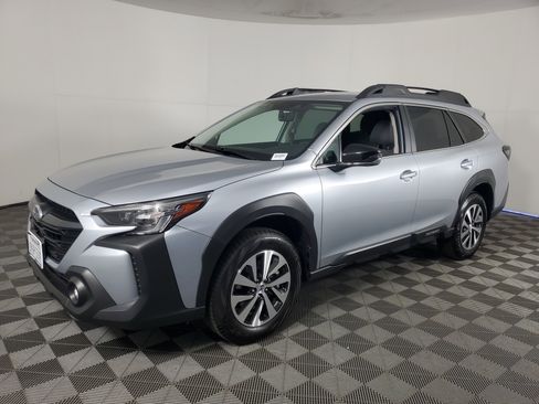 Used 2025 Subaru Outback Premium image 8