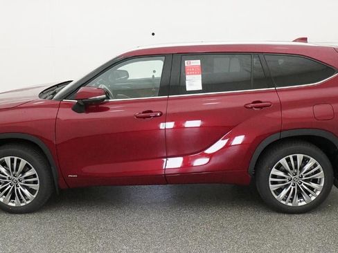 New 2026 Toyota Highlander Platinum image 3