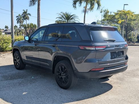 Used 2025 Jeep Grand Cherokee Altitude AWD/4WD image 7