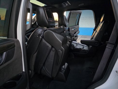 Used 2017 Cadillac Escalade Platinum image 17