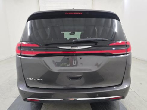 Used 2023 Chrysler Pacifica Touring-L FWD image 5