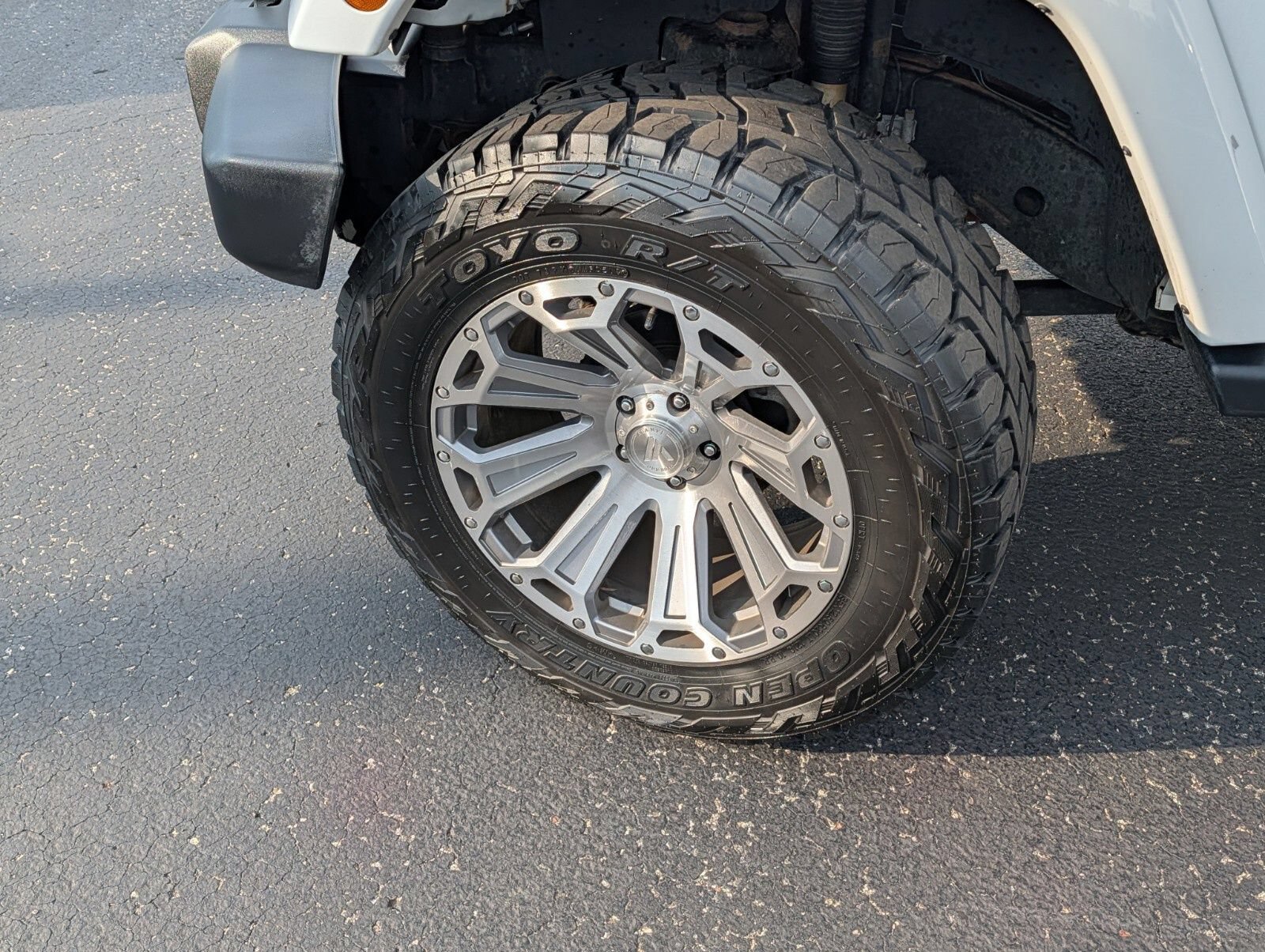 Used 2018 Jeep Wrangler Sahara w/ Connectivity Group AWD/4WD image 15