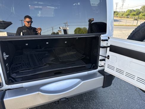 Used 2017 Jeep Wrangler Unlimited Sahara w/ Connectivity Group AWD/4WD image 31