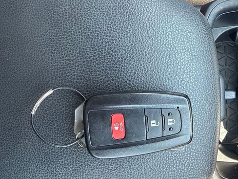Used 2025 Toyota RAV4 XLE FWD image 29