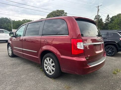 Used 2014 Chrysler Town & Country Touring FWD image 3