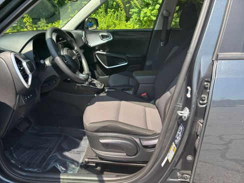 Used 2025 Kia Soul LX w/ LX Technology Package FWD image 22