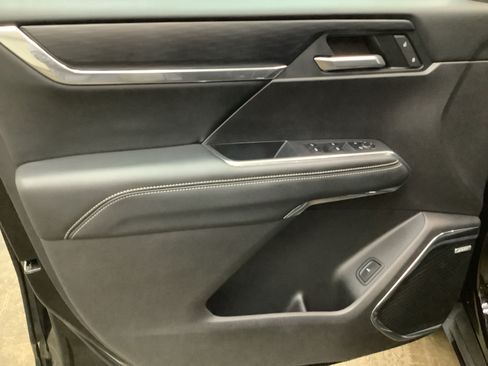 Used 2025 GMC Acadia Elevation FWD image 11