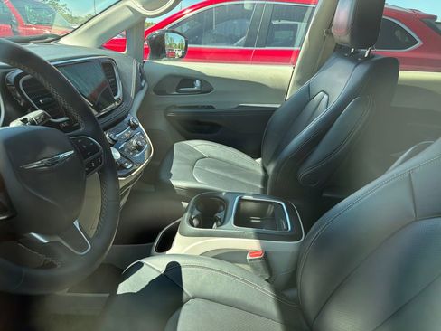 Used 2024 Chrysler Pacifica Limited FWD image 10