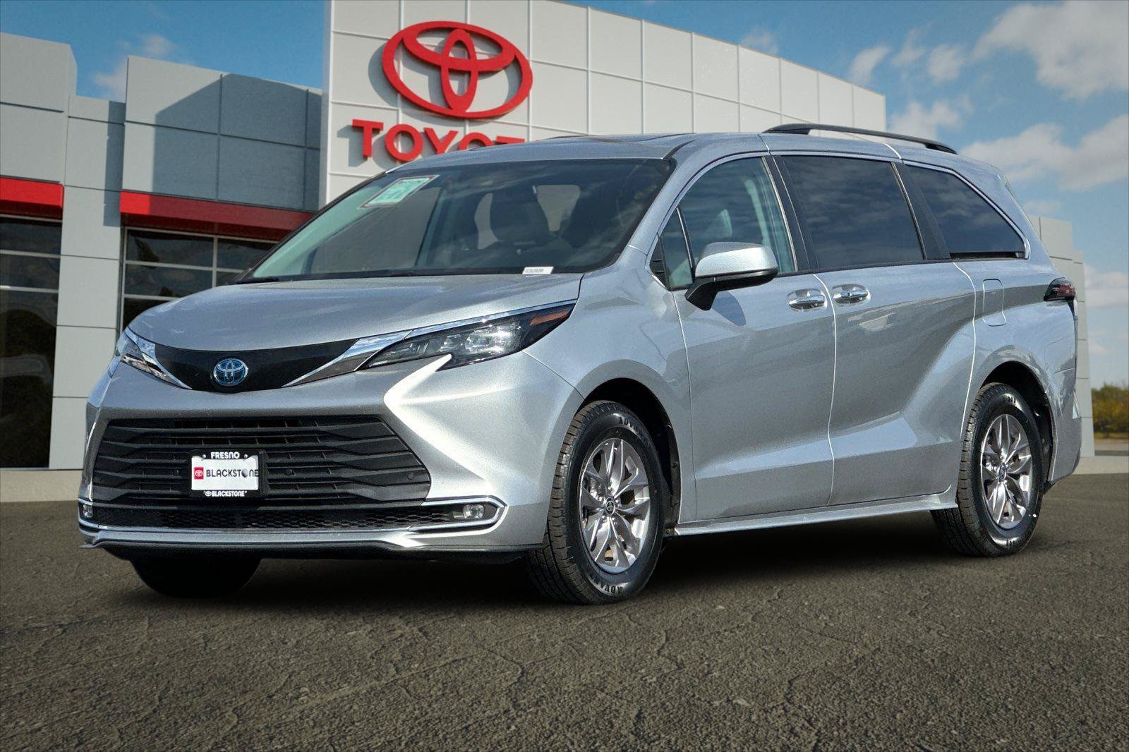 Used 2024 Toyota Sienna XLE FWD image 7