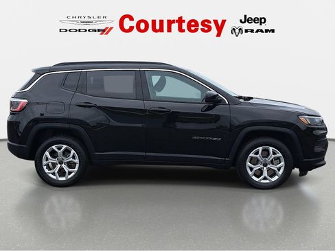 Certified 2025 Jeep Compass Latitude AWD/4WD image 3