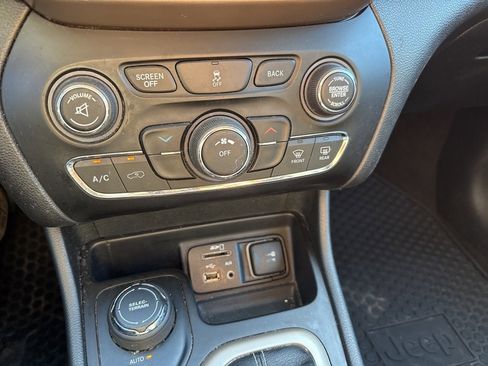 Used 2015 Jeep Cherokee Sport w/ Cold Weather Group image 18