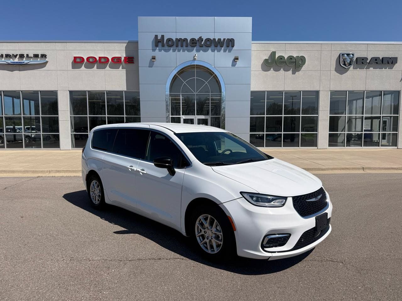 Used 2025 Chrysler Pacifica Select FWD image 1