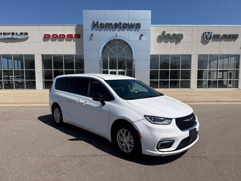 Used 2025 Chrysler Pacifica Select FWD image 1