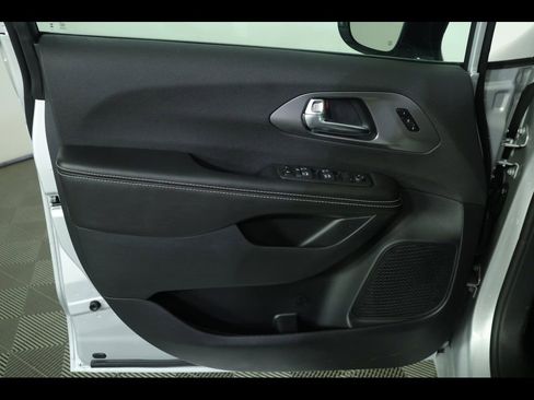 New 2026 Chrysler Pacifica Select image 20