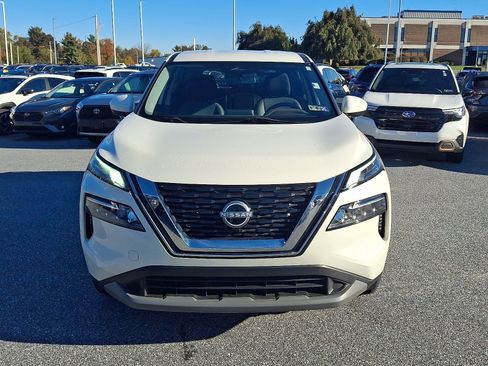 Used 2023 Nissan Rogue SV image 2
