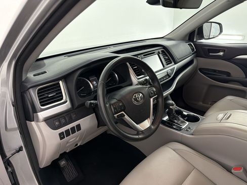 Used 2017 Toyota Highlander XLE AWD/4WD image 4