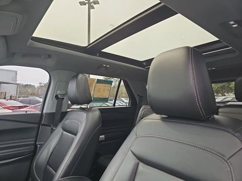 Used 2022 Ford Explorer XLT w/ Equipment Group 202A image 16