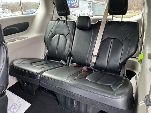 Used 2023 Chrysler Pacifica Touring-L image 28