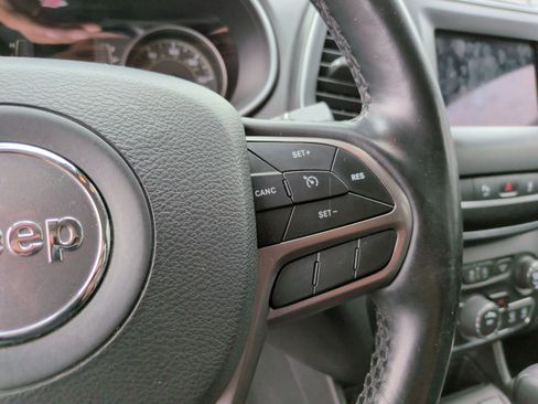 Used 2021 Jeep Cherokee Latitude Plus w/ Sun & Sound Group FWD image 17
