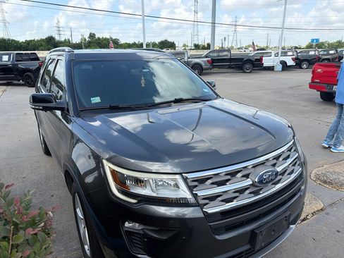 Used 2018 Ford Explorer XLT w/ Equipment Group 201A FWD image 3