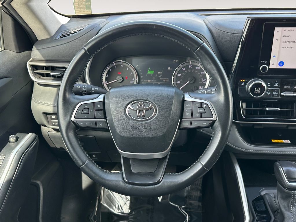 Used 2024 Toyota Highlander XLE AWD/4WD image 12