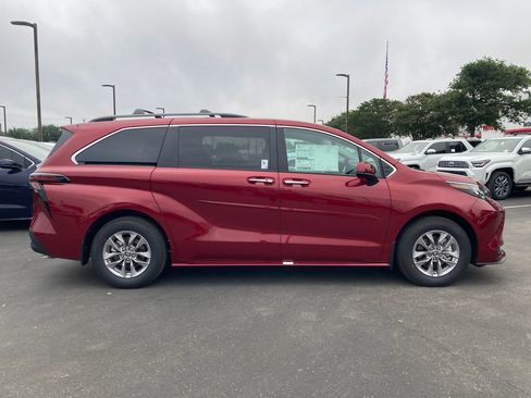 New 2026 Toyota Sienna XLE FWD image 4