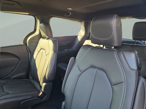 New 2026 Chrysler Pacifica Select image 18