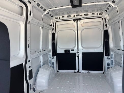 Used 2024 RAM ProMaster 2500 w/ Convenience Group FWD image 8