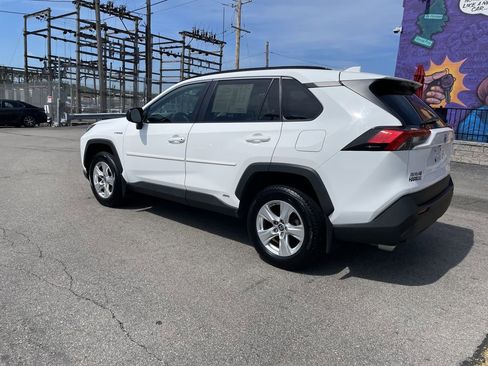 Used 2021 Toyota RAV4 LE AWD/4WD image 3