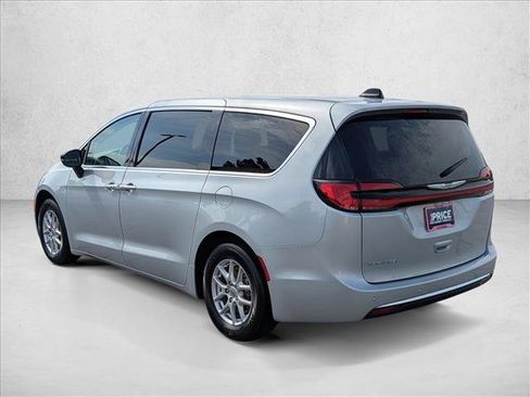 Used 2024 Chrysler Pacifica Touring-L FWD image 7