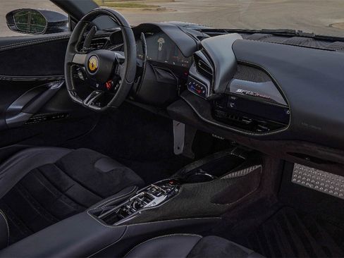 Used 2023 Ferrari SF90 Spider image 40
