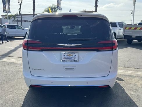 Used 2022 Chrysler Pacifica Touring-L image 3