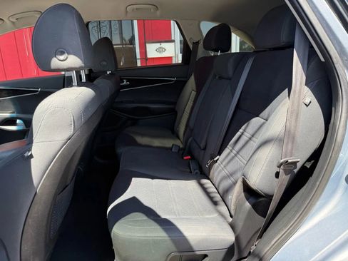 Used 2019 Kia Sorento S image 10