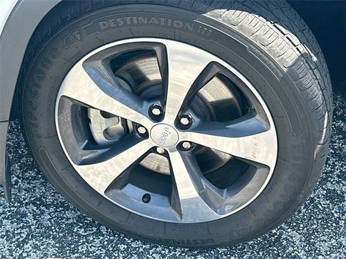 Used 2019 Jeep Cherokee Limited w/ Technology Group image 32