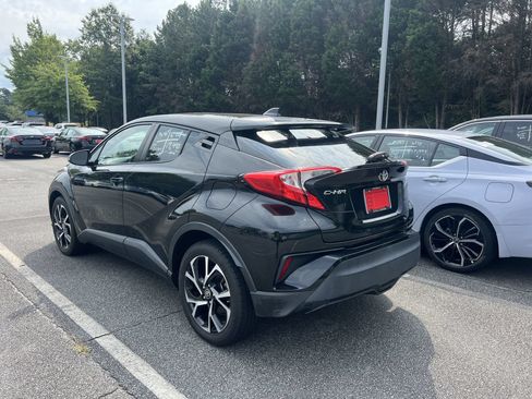 Used 2020 Toyota C-HR XLE FWD image 2