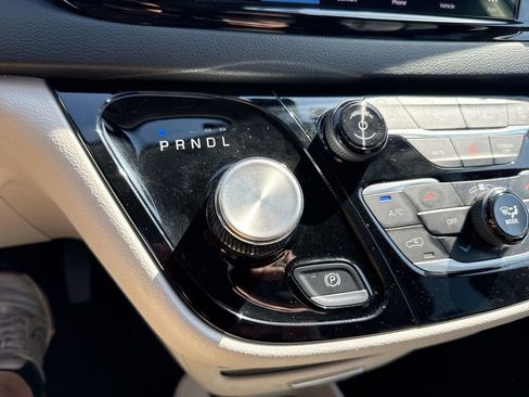 Used 2024 Chrysler Pacifica Touring-L FWD image 19
