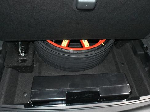 Certified 2025 Porsche Macan AWD/4WD image 32